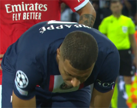 Mbappe ustanavlivaet myach na tochke