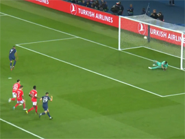 Mbappe zabivaet s penalti