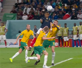 Mbappe golovoj zabivaet avstralii