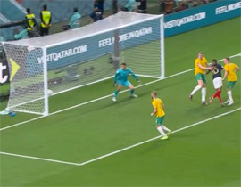 Mbappe golovoj zabivaet avstralii1