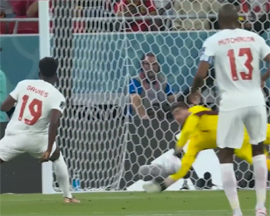 Tibo kurtua otrazhaet penalti canady1