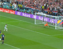 Messi zabivaet horatam penalty