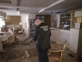 Sledovatel skr rabotaet na meste vzryva ballona